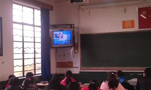 周城中学组织学生观看法制宣传片